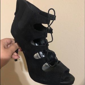 Jennifer Lopez black heels